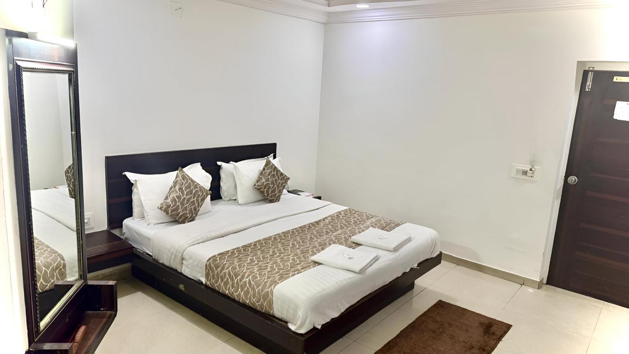 Hotel Dev Palace Ahmedabad Extérieur photo