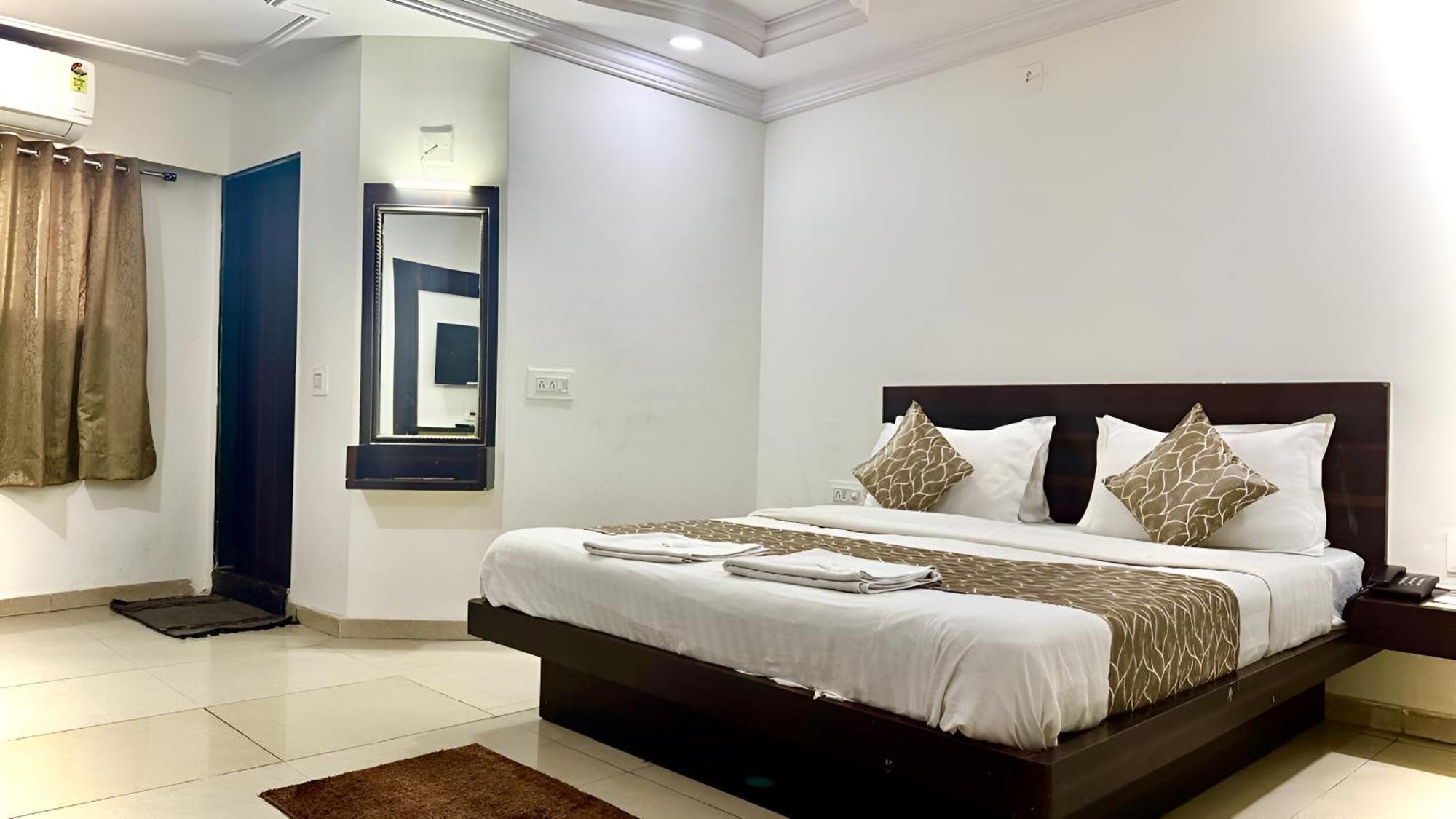Hotel Dev Palace Ahmedabad Extérieur photo