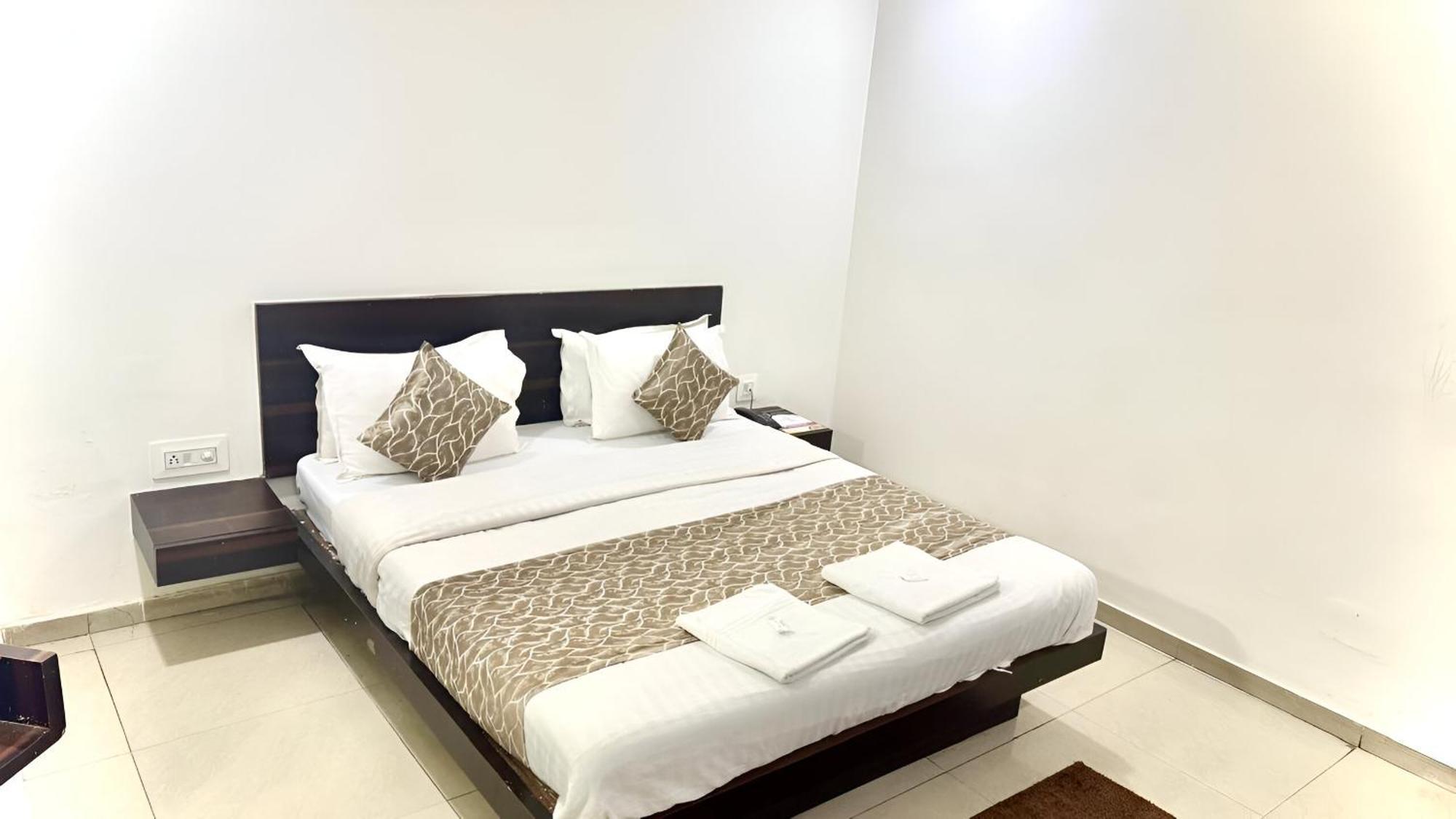 Hotel Dev Palace Ahmedabad Extérieur photo