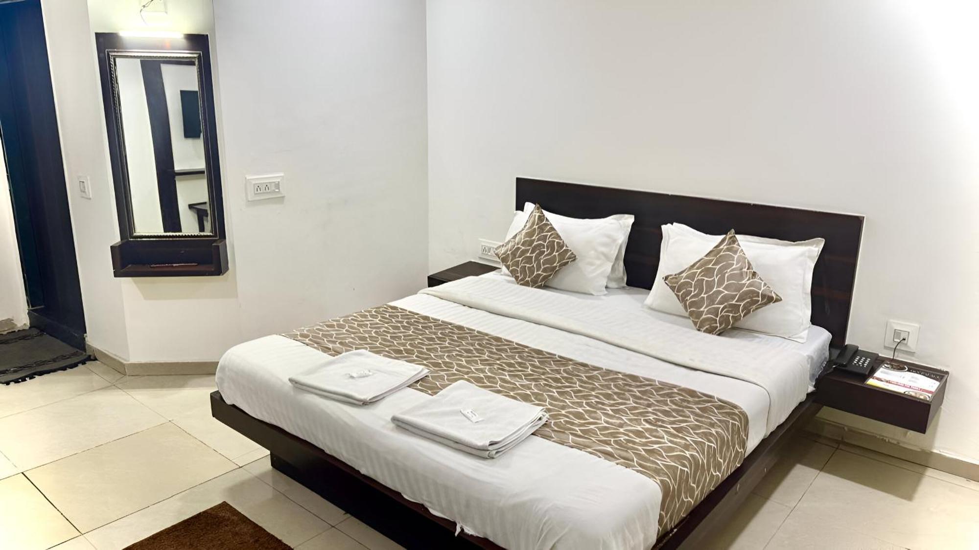 Hotel Dev Palace Ahmedabad Extérieur photo